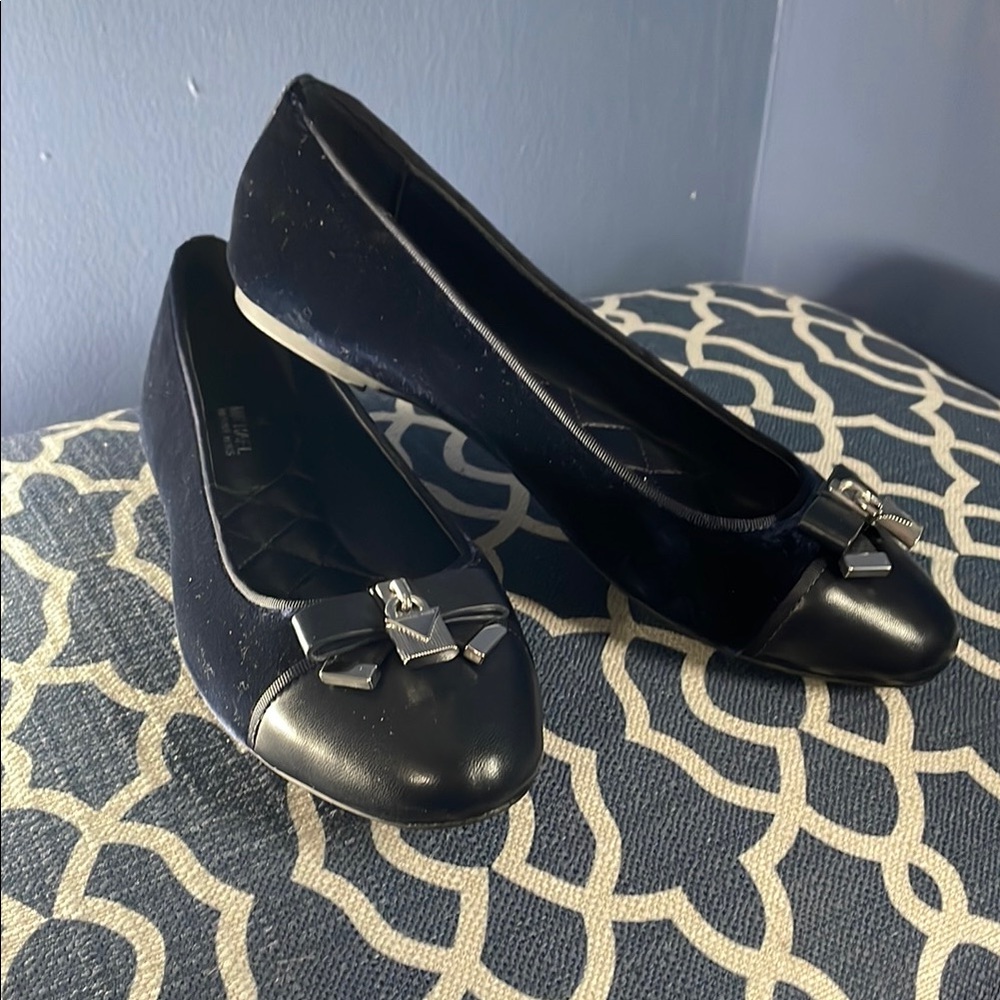 Chic Blue Velvet Ballet Flats with Leather Toe and Bow Accent